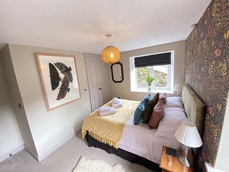 Yan Holiday cottage master bedroom with ensuite bathroom